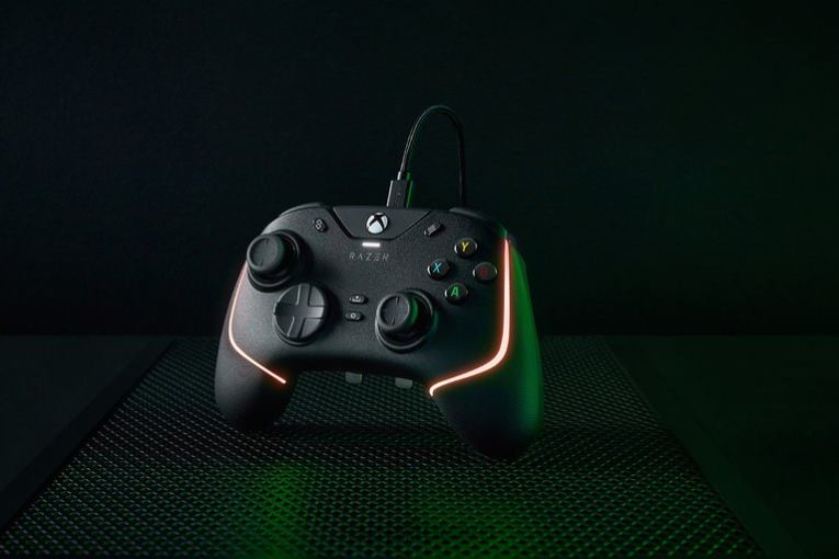 Razer konsolė juodas Wolverine v2 chroma ZNZXF160
