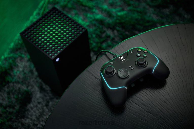 Razer konsolė juodas Wolverine v2 chroma ZNZXF160