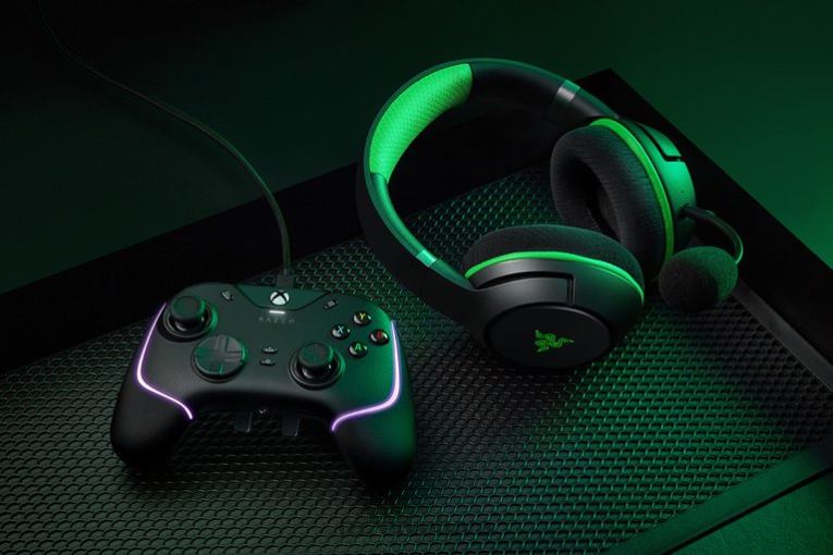 Razer konsolė juodas Wolverine v2 chroma ZNZXF160