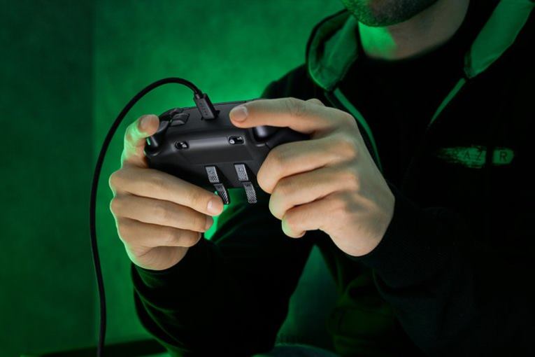 Razer konsolė juodas Wolverine v2 chroma ZNZXF160