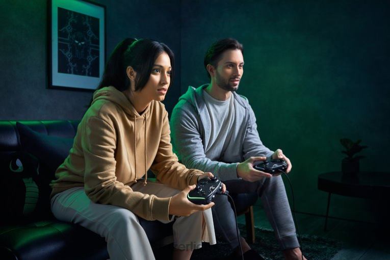 Razer konsolė juodas Wolverine v2 chroma ZNZXF160